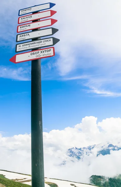 Pekare till spår i ski resort "Rosa Khutor", Sochi, Ru — Stockfoto