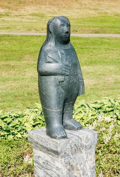 Park skulptur "Gimtadienis" (födelsedag). Druskininkai, Lithuania — Stockfoto