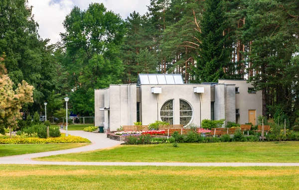 Picie wody mineralnej w pijalni. Sanatorium "Egle". Druskini — Zdjęcie stockowe