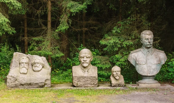 Бюсты Маркса, Энгельса, Ленина, Сталина. Грутас-парк . — стоковое фото