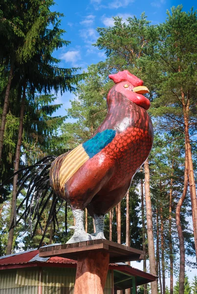 Sculpture cock at the entrance to the zoo. Grutas Park. Lithuania — Stock Photo, Image