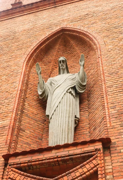 Benedizione scultura di Cristo sulla costruzione della chiesa di Santa Maria dello Scapolare. Druskininkai — Foto Stock
