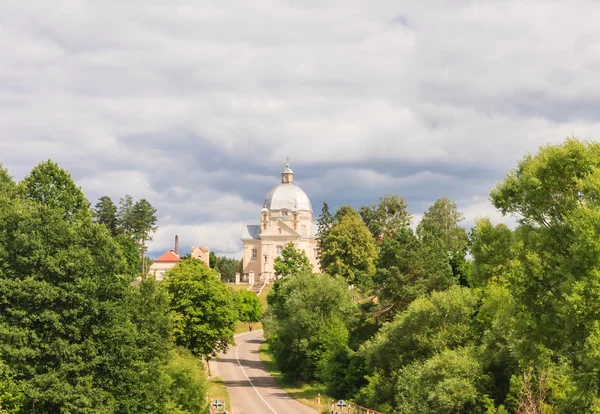 La strada per il tempio. Chiesa cattolica della Santissima Trinità. Liskiava. Lituania — Foto Stock