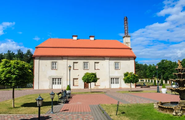 Fontanna i budynek dawnej stodoły. Kościół Świętego Trinity.Liskiava. Litwa — Zdjęcie stockowe