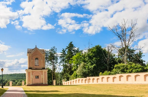 Klokkentoren. Katholieke kerk van de heilige drie-eenheid en de Dominicaanse het areaal van de kerk van de heilige drie-eenheid en het Dominicaanse klooster. Liskiava. Litouwen — Stockfoto