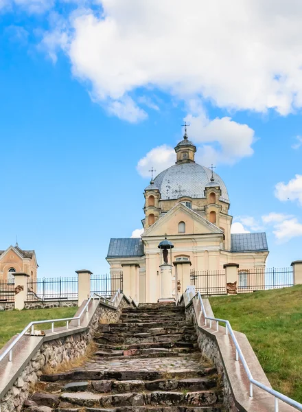Der Weg zum Tempel. Katholische Kirche der Heiligen Dreifaltigkeit. liskiava. Litauen — Stockfoto