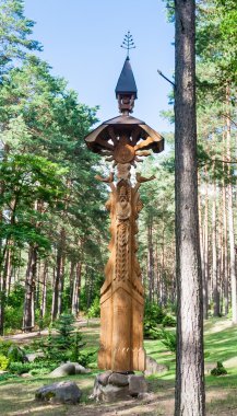 Ahşap heykel. Müze orman (Girios aidas) yankıları. Druskininkai, Litvanya