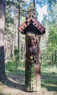 Ahşap heykel. Müze orman (Girios aidas) yankıları. Druskininkai, Litvanya