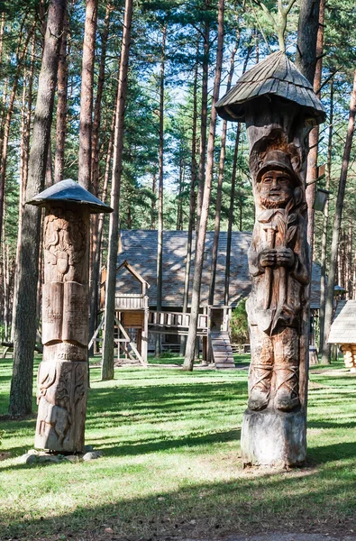 Ahşap heykel. Müze orman (Girios aidas) yankıları. Druskininkai, Litvanya