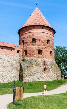 Turistler ve Trakai Kalesi. Litvanya