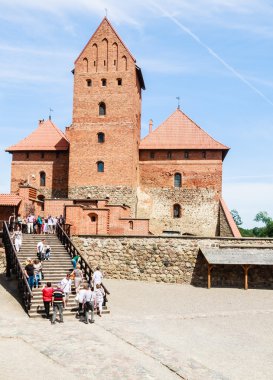 Turistler ve Trakai Kalesi. Litvanya