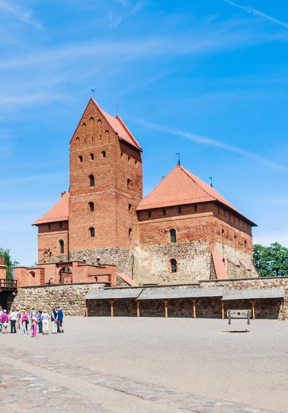 Turistas y Castillo de Trakai. Lituania — Foto de Stock