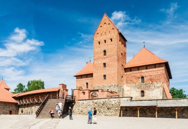 Turistler ve Trakai Kalesi. Litvanya