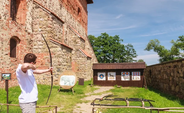 Strzelanie z łuku. Atrakcją w terytorium Troki. Litwa — Zdjęcie stockowe