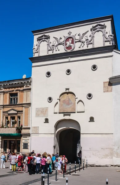 Turister i kapellet "Gates of Dawn". Vilnius. Litauen — Stockfoto