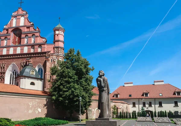 Памятник Адаму Мицкевичу и церкви Бернардина. Вильнюс — стоковое фото