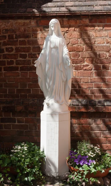St. mary Skulptur im Innenhof der Kirche bernardine. Vilnius, Litauen — Stockfoto
