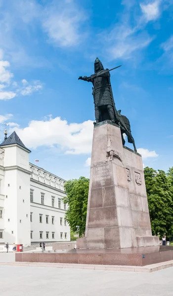 Monument to Duke Gediminas in Cathedral Square. Vilnius, — Zdjęcie stockowe