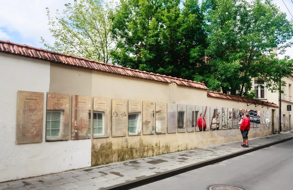 Turisták feltárása Alkotmány szövegét, a "Köztársaság" Uzupis. Vilnius, Litvánia — Stock Fotó