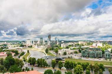 Vilia Nehri ve iş bölgesi Snipiskes, Gediminas Kulesi görünümü. Vilnius, Litvanya