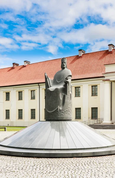 Национальный музей Литвы, памятник королю Миндаугасу. Вильнюс, Литва — стоковое фото