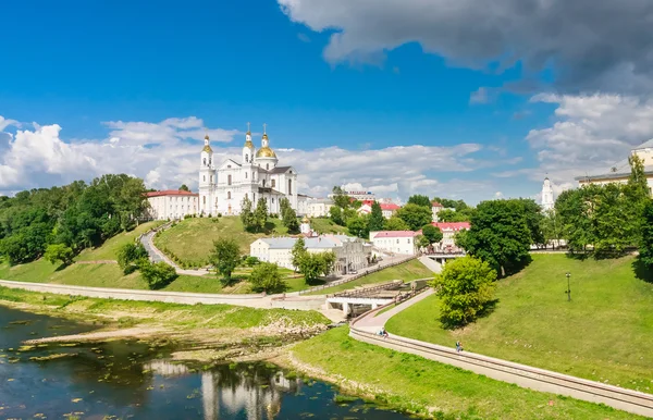 Santa Assunta Cattedrale dell'Assunzione sul colle e il convento dello Spirito Santo. Vitebsk, Bielorussia — Foto Stock