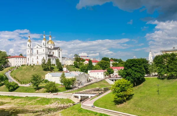 Catedral de la Asunción de la Asunción en la colina y el convento del Espíritu Santo. Vitebsk, Belarús — Foto de Stock