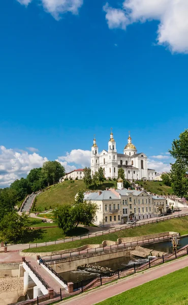 Santa Assunta Cattedrale dell'Assunzione sul colle e il convento dello Spirito Santo. Vitebsk, Bielorussia — Foto Stock