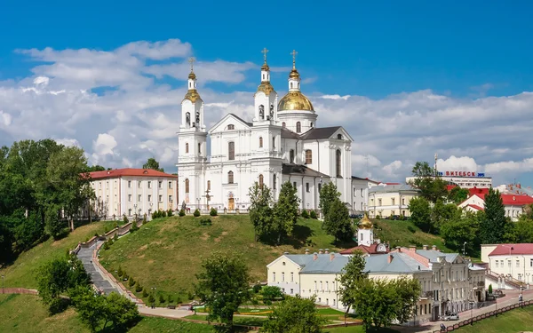 Svatý chrám Nanebevzetí Nanebevzetí Panny Marie na kopci a klášter svatého ducha. Vitebsk, Bělorusko — Stock fotografie