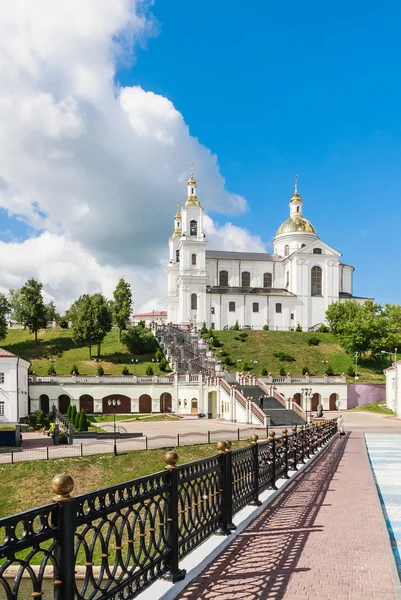 Vitebsk. Vista de la Catedral de la Asunción y el puente Pushkin — Foto de Stock