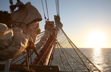 güneşin doğuşunu yelken