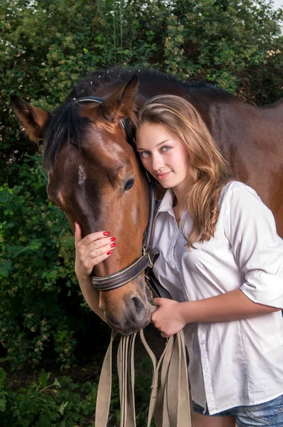 Vacker ung kvinna med häst — Stockfoto