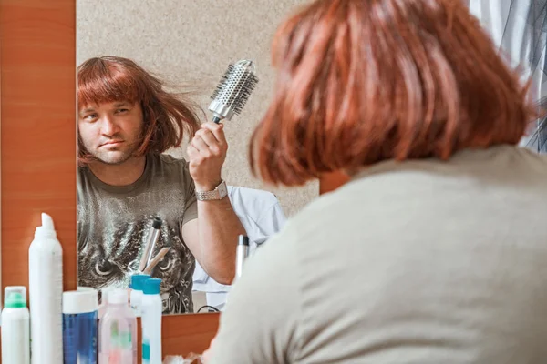 Man combs wig — Stock Photo, Image