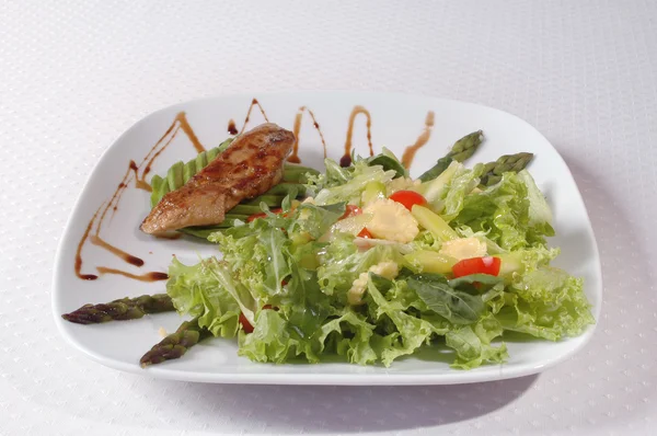 Salát s masem a salát na talíři — Stock fotografie