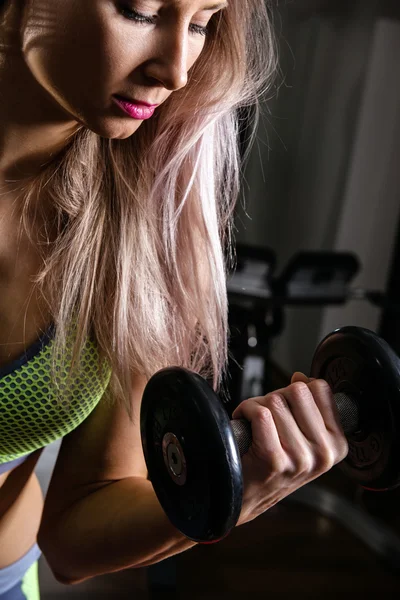 Sportlicher Hintergrund. Muskelfitte Frau beim Training. — Stockfoto