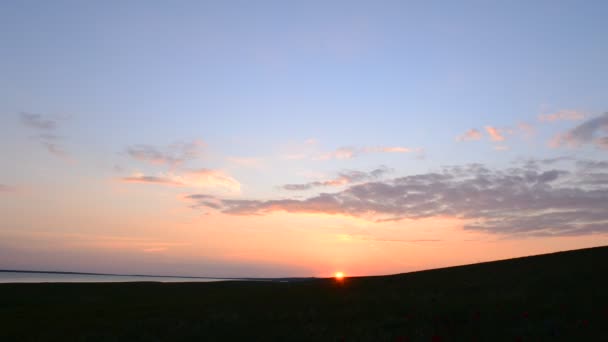 Puesta de sol sobre el lago — Vídeos de Stock