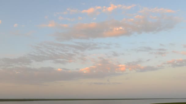 Zeitraffer schöner weißer Wolken, die sich über den blauen Himmel bewegen — Stockvideo