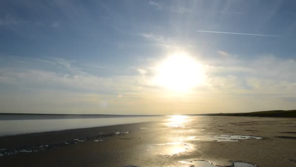 Zonsondergang boven het meer — Stockvideo