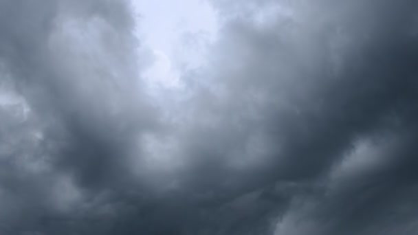 Time-lapse de beaux nuages blancs se déplaçant sur le ciel bleu