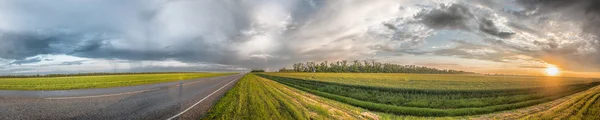 Multi-colored rainbow after the rain passed — Stock Photo, Image