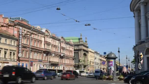 SAINT-PETERSBURG, RUSIA - 03 DE JUNIO DE 2016: Peatones y coches que circulan por Nevsky Prospect (Avenida Nevsky), en San Petersburgo, Rusia — Vídeo de stock
