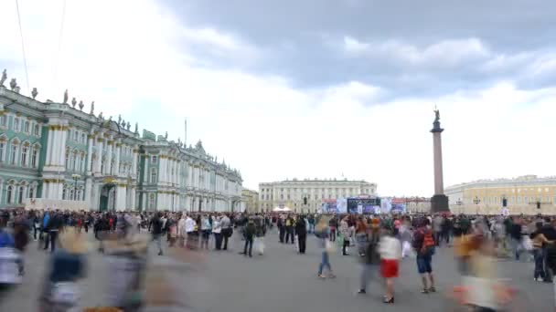 Санкт Петербург, Російська Федерація-04 червня 2016: Ермітаж та Олександр колонки на Палацової площі в Санкт-Петербурзі — стокове відео