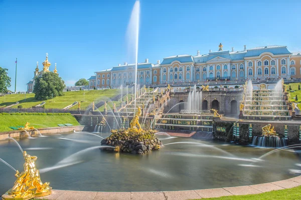 SAINT-PETERSBURG, RUSSIA - 14 GIUGNO 2016: Peterhof, Russia, palazzo reale e fontana grande cascata, dintorni di San Pietroburgo . — Foto Stock