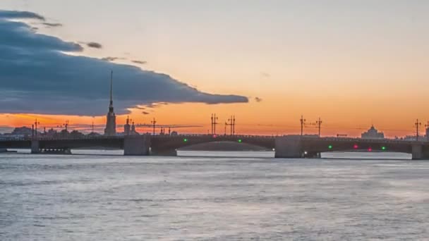 El Puente del Palacio (Dvortsoviy Most). Noches blancas. San Petersburgo, Rusia — Vídeos de Stock