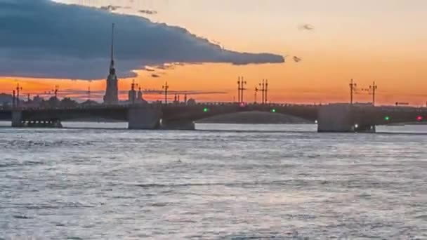 Palace Bridge (Dvortsoviy en). Beyaz geceler. Saint Petersburg, Rusya Federasyonu — Stok video