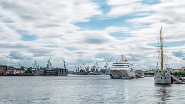 SAINT-PETERSBURG, RÚSSIA - JUNHO 07, 2016 Navio de cruzeiro na cidade . — Vídeo de Stock