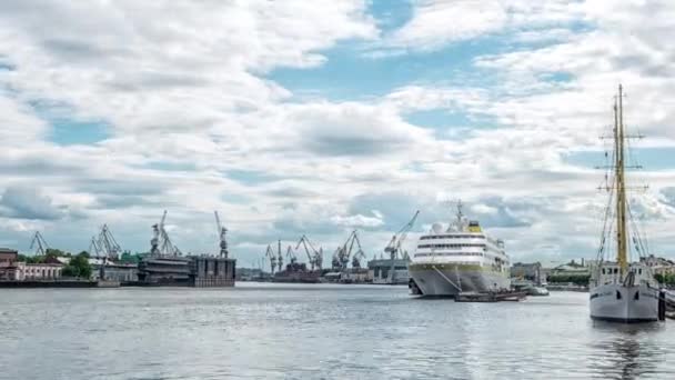 Sankt-Petersburg, Ryssland - kryssningsfartyg 07 juni 2016 i staden. — Stockvideo