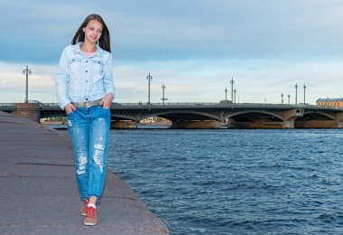 Sahil yürüyen kadın