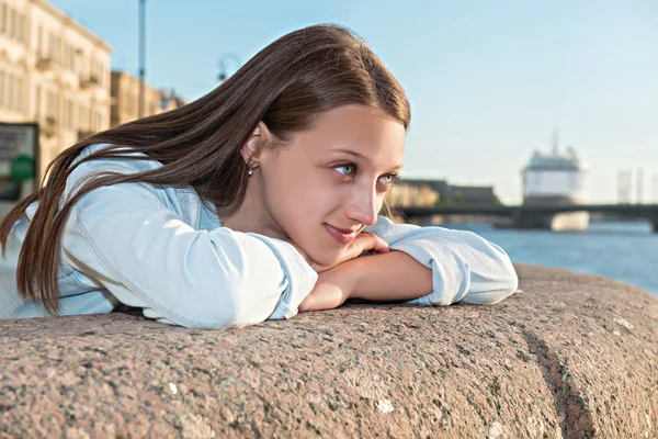 Frau läuft am Wasser entlang — Stockfoto