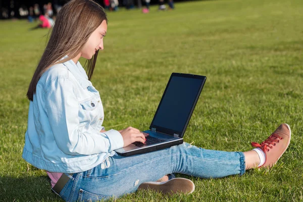 Genç kadın bir park veya dizüstü bilgisayar kullanarak Bahçe çim üzerinde — Stok fotoğraf